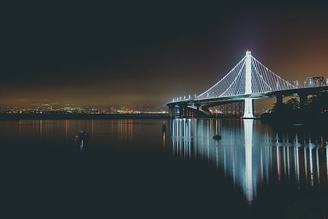 fotografía de paisaje, iluminado, puente, arquitectura, estructura, infraestructura, acero, luces, oscuro, noche, reflexión, Oceano, río, mar, puente - estructura hecha por el hombre, conexión, puente colgante, agua, al aire libre, cielo, estructura construida, transporte, destinos de viaje, exterior del edificio, Ingenieria, naturaleza, ciudad, bahía, 5K, CC0, dominio público, libre de derechos