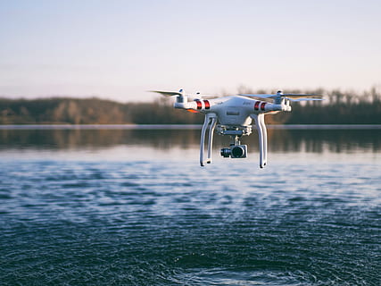 rød, hvid, Dji, fantom, 3, flyvende, legeme, vand, dagtimerne, drone, kamera, skyer, himmel, video, optage, ocean, hav, flod, sø, teknologi, transportmidler, Midt i luften, ingen mennesker, natur, overvågning, trådløs teknologi, dag, luftfartøj, bevægelse, kamera - fotografisk udstyr, sikkerhed, udendørs, forbindelse, futuristisk, svæver, storebror - orwellske koncept, 4K, CC0, offentligt domæne, royaltyfrie