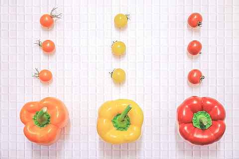 Foto, orange, gul, rød, peberfrugter, kirsebær, tomater, røde paprika, cherrytomater, mad, grøntsag, mad og drikke, friskhed, sund kost, ingen mennesker, Vegetarmad, tomat, i en række, velvære, indendørs, peber, paprika, rå fødevarer, direkte over, frugt, studio skud, bestille, kirsebær tomat, multi farvet, 1080P, CC0, offentligt domæne, royaltyfrie