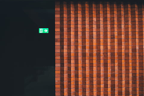 petit, verd, senyal de sortida, assenyalant, cap a, paret de maó, whitworth art gallery, marró, concret, paret, maons, maó, signe, sortir, patró, fons, resum, forma geomètrica, il·lustració, ratlles, teló de fons, color taronja, il·luminat, cap gent, nit, primer pla, a l'interior, comunicació, arquitectura, estructura construïda, funció de construcció de parets, exterior de l'edifici, orientació, tecnologia, edifici, a l'aire lliure, símbol, ciutat, brillant, 4K, CC0, domini públic, lliure de regalies