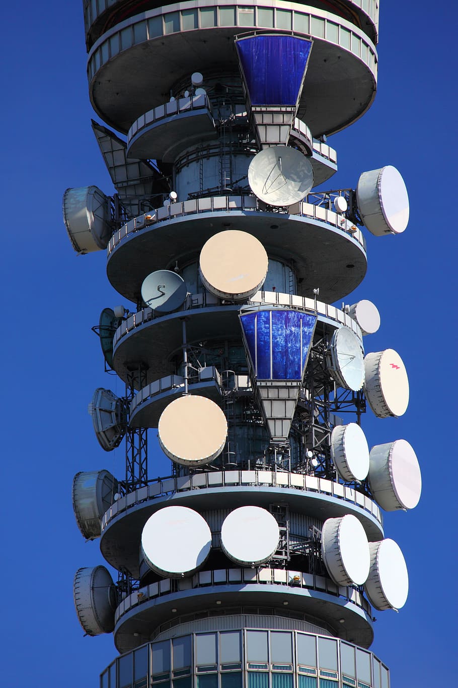 gris, torre, blau, cel, antena, cel·la, cel·lular, comunicació, connexió, plat, electromagnètic, mòbil, xarxa, telèfon, ràdio, receptor, senyal, tecnologia, telecom, telecomunicacions, transmissió, transmissor, arquitectura, estructura construïda, vista d’angle baix, cap gent, naturalesa, exterior de l'edifici, dia, equips d’il·luminació, a l'aire lliure, esfera, comunicacions globals, alta - alta, cel clar, 4K