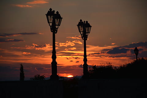 smuk, skyer, lamper, himmel, sol, solnedgang, vin, vinkælder, silhuet, belysningsudstyr, gadebelysning, skumring, udendørs, sky - himmel, belyst, gade, orange farve, natur, skønhed i naturen, ingen mennesker, arkitektur, bygget struktur, scenics - natur, plante, by, gaslys, ro, 5K, CC0, offentligt domæne, royaltyfrie