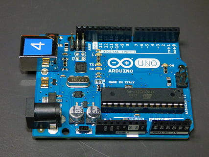 bleu, noir, circuit imprimé, circuit intégré, ordinateur, La technologie, robot, équipement informatique, électronique, des ordinateurs, Composants, il, équipement, Salle informatique, Arduino, la programmation, Industrie électronique, puce informatique, à l'intérieur, prise de vue en studio, lien, fermer, industrie, carte mère, partie informatique, personne, fond coloré, équipement électrique, nature morte, table, CPU, complexité, couleur argentée, composant électrique, 4K, CC0, domaine public, libre de droits