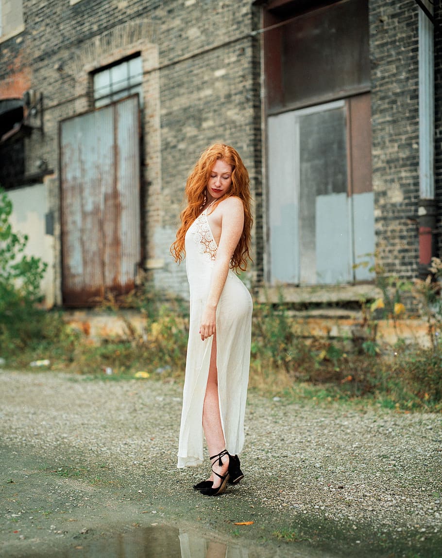 Frau, Stehen, Backsteingebäude, draußen, tragen, Weiß, Neckholder Kleid, Modell-, Pose, roter Kopf, lange Haare, rotblond, eine Person, Mode, Rothaarige, junger Erwachsener, schöne Frau, Kleid, Schönheit, Haar, Frisur, junge Frau, Erwachsene, in voller Länge, Porträt, Kleidung, Kamera betrachten, welliges Haar, rote Haare gefärbt, 1080P