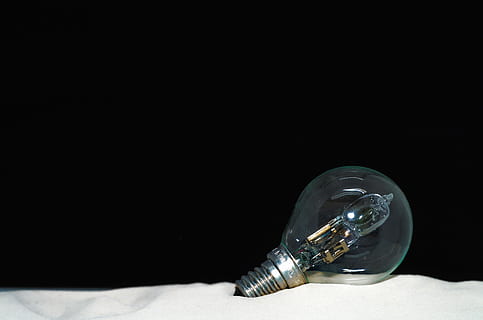 bombilla, bombillas, cerrar, fondo, nadie, idea, pensamiento, fondo negro, solo objeto, de color negro, foto de estudio, copia espacio, electricidad, adentro, equipo de iluminación, de cerca, material de vidrio, naturaleza muerta, sombra, tecnología, filamento, generación de combustible y energía, naturaleza, transparente, iluminado, 4K, CC0, dominio público, libre de derechos