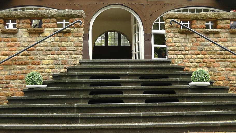 input, hjem, trappe, strukturer, gradvist, fremkomsten, arkitektur, sten-, stige, bygning, bue, bygget struktur, trapper og trapper, ingen mennesker, bygning udvendig, væg, lav vinkel visning, dag, rækværk, vindue, indgang, udendørs, mursten, dør, retning, gammel, murstens væg, buet, 2K