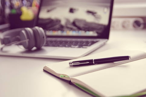 macbook, Pro, negro, haga clic en la pluma, cuaderno, teclado, manzana, entrada, llaves, hardware, ordenador personal, calculadora, grifo, accesorios, dispositivo periférico, barra espaciadora, computadora, salir, ordenador portátil, Datailaufnahme, foto macro, edición de audio, periódico, economía, trabajo, oficina, dinero, cálculo, contar, negocio, bolígrafo, mesa, escritorio, tecnología, tecnología inalámbrica, comunicación, adentro, conexión, mueble, de cerca, nadie, equipo de computadora, centrarse en primer plano, instrumento de escritura, bloc de notas, trabajando en casa, 4K, CC0, dominio público, libre de derechos