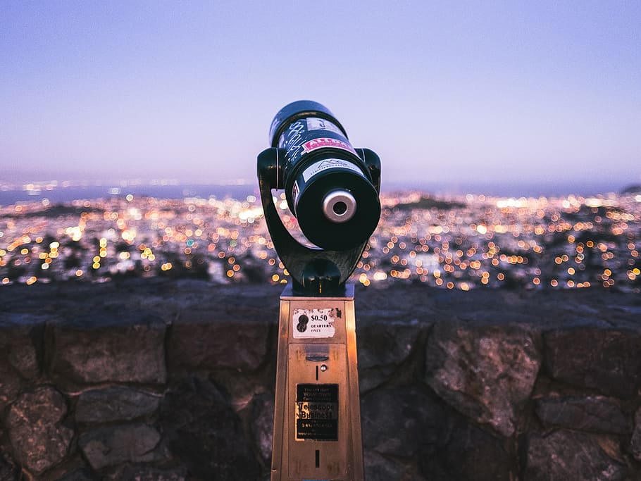 encara, articles, coses, binoculars, pay per view, moneda, operat, pedra, paret, amb vistes, ciutat, llums, cel, operat amb monedes, cap gent, binoculars de monedes, naturalesa, tecnologia, paisatge urbà, arquitectura, a l'aire lliure, exterior de l'edifici, instrument òptic, primer pla, dia, cel clar, centrar-se en primer pla, seguretat, estructura construïda, rock, telescopi de mà, color plata, 2K