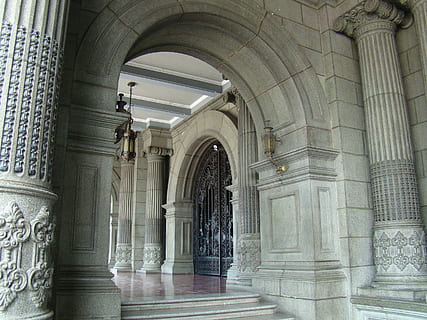 passadís de ceràmica marró, arquitectura, columnes, arquitectònic, antic, pedra, pilar, arc, columna arquitectònica, estructura construïda, edifici, el passat, història, religió, creença, a l'interior, lloc de culte, cap gent, espiritualitat, dia, artesania, arcade, destinacions de viatge, passadís, ornamentat, columnata, estil clàssic, 2K, CC0, domini públic, lliure de regalies