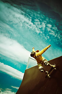 hombre jugando skate, hombre, patineta, Deportes extremos, cielo, mar, al aire libre, valor, gente, azul, deporte, nube - cielo, adulto, una persona, vista de ángulo bajo, riesgo, representación, Arte y artesanía, naturaleza, representación humana, escultura, día, semejanza masculina, nadie, estatua, creatividad, figurilla, religión, creencia, 4K, CC0, dominio público, libre de derechos