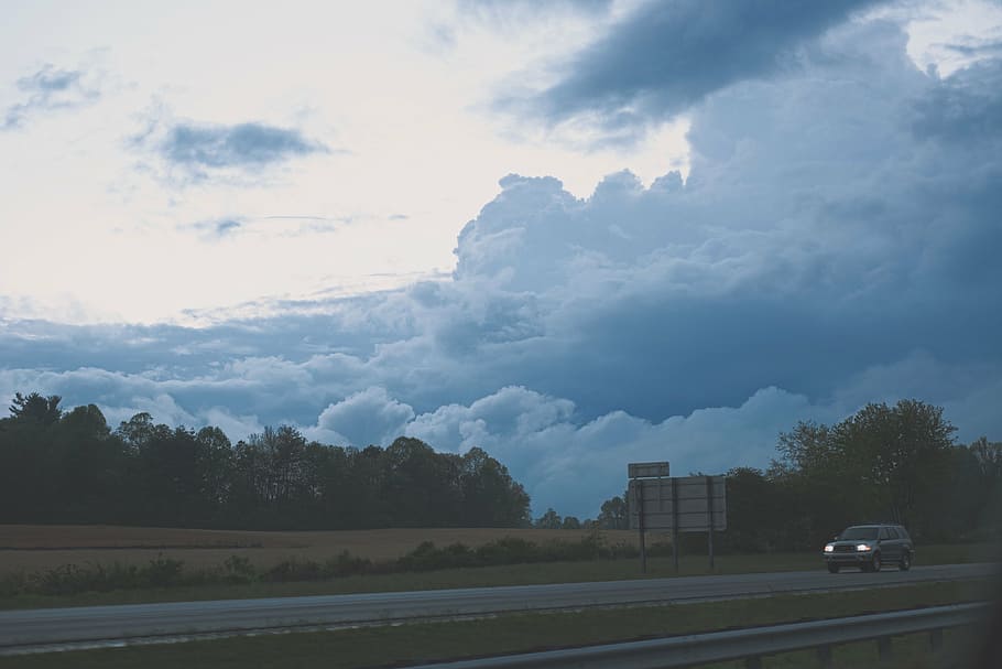 pilka, suv, praeiti, kelias, Debesuota, dangus, ilgai, poveikis, nuotrauka, balta, debesys, medžiai, augalų, pobūdį, tamsus, žolė, automobilis, transporto priemonė, kelionė, nėra žmonių, debesis - dangus, scenos, kraštovaizdį, transportavimas, ramybė, ramioje scenoje, transporto būdas, motorinė transporto priemonė, sausumos transporto priemonė, medis, aplinką, grožis gamtoje, lauke, judėjimas, dieną, vaizdai - gamta, avarijos barjeras, 2K