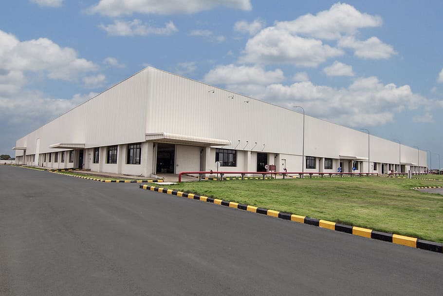 foto, blanc, concret, edifici, construcció, arquitectura, indústria, estructura, construir, negocis, contractista, fàbrica, magatzem, projecte, industrial, enginyer, empresa, exterior, fabricació, enginyeria, producció, treballs de metall, estructura construïda, exterior de l'edifici, cel, transport, núvol - cel, carretera, dia, naturalesa, cap gent, a l'aire lliure, transport de mercaderies, perspectiva decreixent, carrer, ciutat, edifici industrial, 5K