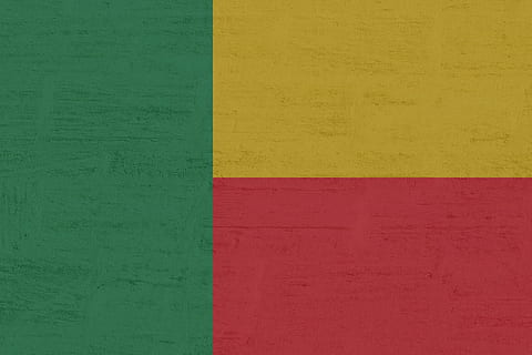 benin, bandiera, caratteristica della parete, giallo, struttura costruita, architettura, multicolore, colore verde, sfondi, fotogramma intero, nessuno, esterno dell'edificio, colore arancione, strutturato, giorno, dipingere, rosso, copia spazio, dipinto, modello, all'aperto, colore rosa, calcestruzzo, 1080P, CC0, dominio pubblico, privo di copyright