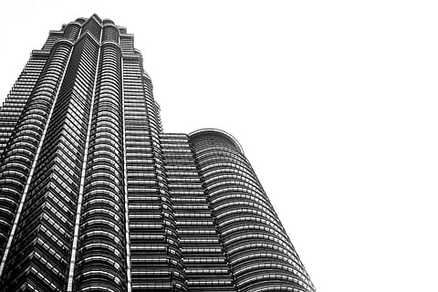 vista occhio di vermi, grigio, costruzione, verme, vista dell'occhio, costruzione di vetro, vermi, occhio, vista, alto edificio, in scala di grigi, fotografia, grattacielo, architettura, esterno dell'edificio, struttura costruita, Torre, scena urbana, edificio per uffici, moderno, architettura ed edifici, nessuno, città, alto - alto, cielo, edificio per uffici esterno, Inquadratura dal basso, cielo sereno, ufficio, copia spazio, giorno, natura, modello, all'aperto, distretto finanziario, 5K, CC0, dominio pubblico, privo di copyright