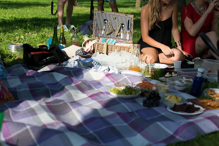 iskylos krepsys, išorėje, iškylą, lauke, moterys, žmonių, vasara, maisto, sėdi, suaugusiųjų, bendrumas, lentelė, plokštė, Maistas ir gėrimai, paslauga, staltiesė, realūs žmonės, žmonių grupė, gyvenimo būdą, dieną, Laisvalaikio veikla, atsitiktinis apranga, vaikas, vyrai, šviežumas, atrankinis dėmesys, mergaitės, 5K