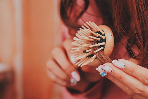osoba, za pomocą, beżowy, Szczotka do włosów, kobiety, ludzie, piękno, jedna osoba, młody dorosły, dorosły, zbliżenie, moda, kaukaskie pochodzenie etniczne, ludzka ręka, styl życia, ludzki włos, trzymać, muzyka, instrument muzyczny, muzyk, gra, część ludzkiego ciała, wydajność, dłoń, skupić się na pierwszym planie, wewnątrz, gwóźdź, część ciała, lakier do paznokci, palec, ludzki palec, Pielęgnacja ciała, spędzania wolnego czasu, Sztuka zdobienia paznokci, fryzura, śliczna kobieta, 1080P, CC0, domena publiczna, darmowe zdjęcia