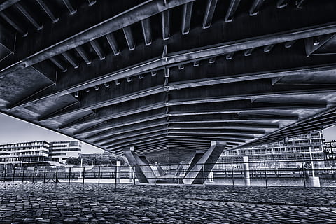 Basso, fotografia ad angolo, ponte, edifici, ponte, edificio, architettura, costruzione, ponteggio in acciaio, sottopassaggio, amburgo, porta, città, metallo, acciaio, toppa, mezzi di trasporto, struttura costruita, ponte - struttura fatta dall'uomo, nessuno, notte, connessione, giorno, esterno dell'edificio, Inquadratura dal basso, all'aperto, colonna architettonica, natura, soffitto, modello, moderno, strada, sotto, 5K, CC0, dominio pubblico, privo di copyright