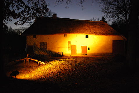 hoeve, avond, lit, architectuur, ingebouwde structuur, buitenkant van het gebouw, nacht, verlicht, boom, natuur, fabriek, geen mensen, verlichtingsapparatuur, gebouw, buitenshuis, huis, gloeiend, land-, woonwijk, Oranje kleur, schemer, straat, veld-, 4K, CC0, publiek domein, royaltyvrij