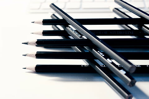 lot de crayons, empiler, noir, des crayons, clavier, l'écriture, dessin, Créatif, conception, affaires, Bureau, travail, noir et blanc, piano, la musique, instrument de musique, touche de piano, culture artistique et divertissement, couleur noire, fermer, à l'intérieur, personne, industrie, équipement musical, nature morte, dans une rangée, crayon, instrument d'écriture, instrument à clavier, prise de vue en studio, stylo, vue grand angle, la créativité, art et Artisanat, 5K, CC0, domaine public, libre de droits