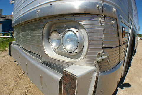 faro, autobus, cromo, vecchio autobus, vecchio, vecchio stile, mezzi di trasporto, modo di trasporto, veicolo terrestre, metallo, giorno, nessuno, luce del sole, veicolo a motore, terra, avvicinamento, auto, all'aperto, abbandonato, natura, stazionario, arrugginito, in stile retrò, 2K, CC0, dominio pubblico, privo di copyright