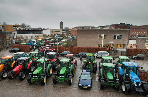 Traktor, aoc, doetinchem, Transport, Transportmittel, Gebäudehülle, die Architektur, gebaute Struktur, Himmel, Stadt, wolke - himmel, Landfahrzeug, Tag, Gebäude, Natur, stationär, keine Leute, Kraftfahrzeug, draußen, Parkplatz, Auto, Motorrad, Rikscha, Verschmutzung, 4K, CC0, gemeinfrei, lizenzfrei