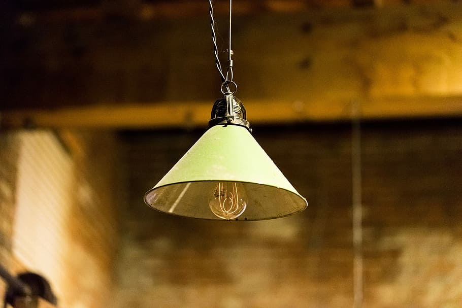 selectiu, fotografia, gris, làmpada penjant, foto, llum penjant de corda, llum, bombeta, pantalla de llum, penjant, industrial, espurna, watt, penjar, vell, històric, detall, centrar-se en primer pla, cap gent, primer pla, equips d’il·luminació, a l'aire lliure, nit, il·luminat, naturalesa, metall, llum penjant, fosc, sol objecte, decoració, groc, material de fusta, religió, 5K