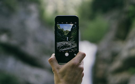 Person, halten, Platz, grau, iPhone 5, 5s, iPhone 5s, Mobiltelefon, Telefon, Smartphone, menschliche Hand, Technologie, draußen, kabellose Technologie, Natur, Fotografieren, Kommunikation, menschliches Körperteil, Fokus auf den Vordergrund, tragbares Informationsgerät, Fotografie-Themen, Hand, eine Person, Aktivität, Bildschirm, Lebensstile, Tag, Finger, 5K, CC0, gemeinfrei, lizenzfrei