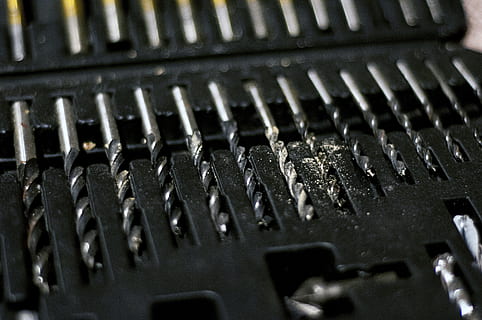 Bohrer, bohren, Bits, Werkzeuge, Konstruktion, Nahansicht, selektiver Fokus, keine Leute, Technologie, Vollbild, schwarze Farbe, drinnen, Musik-, Musikausrüstung, Klavier, Metall, Kunst, Kultur und Unterhaltung, Musikinstrument, Tastatur, Hintergründe, Muster, Verbindung, alt, Kommunikation, Schreibmaschine, Klaviertaste, Tasteninstrument, 4K, CC0, gemeinfrei, lizenzfrei