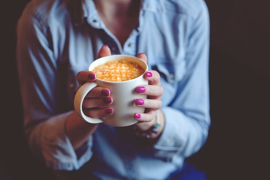 persona, blu, camicia, detenzione, ceramica, boccale, mani, caffè, tazza, bere, bar, latte macchiato, unghie, femmina, una persona, cibo e bevande, adulto, in casa, Sezione centrale, vista frontale, abbigliamento casual, girato in studio, avvicinamento, cibo, caffè - bevanda, concentrarsi sulle conoscenze acquisite, rinfresco, sfondo nero, tazza di caffè, potabile, 5K