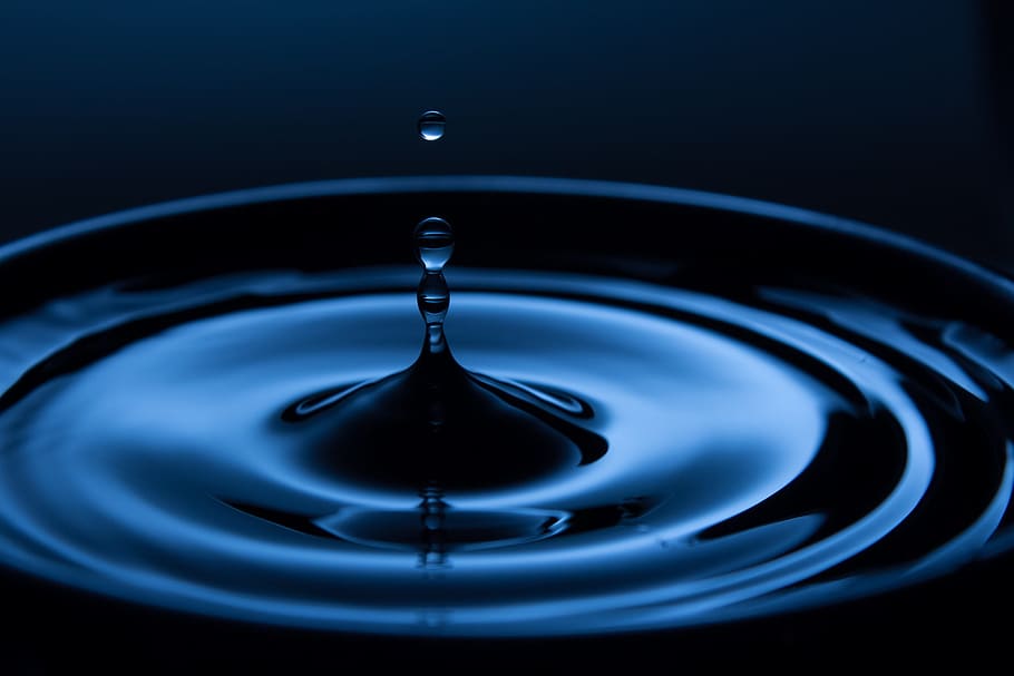 Nahansicht, Foto, runde Schale, Wasser, fallen, Flüssigkeit, Blau, klar, nass, Wassertropfen, Wasserspritzen, frisch, Frische, Makro, plantschen, Spritzwasser, Tröpfchen, Spritzen, Blase, gewellt, Bewegung, keine Leute, Essen und Trinken, Studioaufnahme, drinnen, konzentrisch, schwarzer Hintergrund, Natur, Einfachheit, Erfrischung, Reinheit, sauber, Blauer Hintergrund, 2K