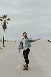 uomo, pattinando, Palma, giorno, persone, tipo, solo, giocare, skateboard, sport, al di fuori, strada, albero, sfocatura, all'aperto, uomini, una persona, inverno, adulto, lunghezza intera, stili di vita, abbigliamento casual, persone reali, giovane adulto, attività di svago, giovani uomini, terra, vista frontale, natura, cielo, in piedi, spiaggia, nuvola - cielo, acqua, bellezza nella natura, 5K, CC0, dominio pubblico, privo di copyright