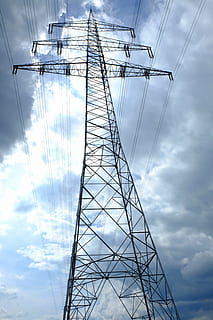 pylon, obecny, Elektryczność, strommast, linia napięcia, energia, wysokie napięcie, linie energetyczne, linia, kwestia, izolatory, słupy energetyczne, wzmacniać, łańcuchowy, elektrik, ryzyko, zasilacz, niski kąt strzału, technologia, górne linie, niebieski, smog elektro, zmienne pola magnetyczne, przewody, maszty, niebo, chmury, Napięcie, dystrybucja energii elektrycznej, niski kąt widzenia, chmura - niebo, kabel, pylon energii elektrycznej, połączenie, wytwarzanie paliwa i energii, metal, zbudowana struktura, żadnych ludzi, Natura, dzień, złożoność, architektura, wysoki - wysoki, na dworze, żelazo - metal, sieć elektryczna, sprzęt elektryczny, bezpośrednio poniżej, globalna komunikacja, 4K, CC0, domena publiczna, darmowe zdjęcia