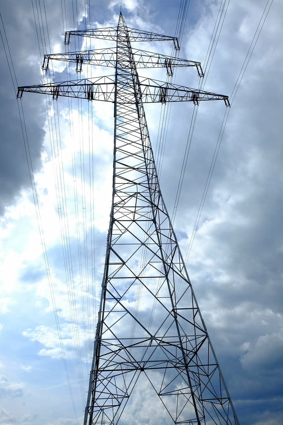 piló, corrent, electricitat, strommast, línia elèctrica, energia, alt voltatge, línies elèctriques, línia, línies, aïlladors, pols de potència, reforçar, catenària, elektrik, risc, Font d'alimentació, tir en angle baix, tecnologia, línies superiors, blau, electro smog, camps magnètics alterns, cables, pals, cel, núvols, voltatge, distribució d’electricitat, vista d’angle baix, núvol - cel, cable, piló d’electricitat, connexió, generació de combustible i energia, metall, estructura construïda, cap gent, naturalesa, dia, complexitat, arquitectura, alta - alta, a l'aire lliure, ferro - metall, xarxa elèctrica, equipament elèctric, directament a sota, comunicacions globals, 4K