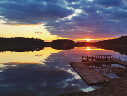 llum, alba, paisatge, naturalesa, bonic, núvols, moll, vespre, tarda, llac, a l'aire lliure, plàcid, reflexió, riu, cel, sol, sortida del sol, posta de sol, viatjar, vista, aigua, núvol - cel, bellesa a la natura, escenics - natura, tranquil·litat, escena tranquil·la, color taronja, cap gent, idíl·lic, escena no urbana, davant del mar, vaixell nàutic, arbre, 4K, CC0, domini públic, lliure de regalies