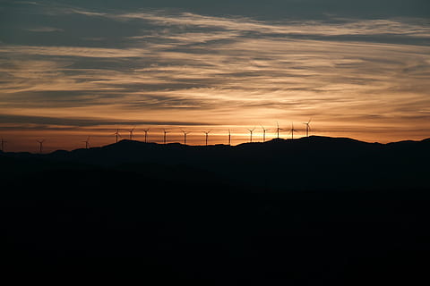 Windpark, Windmühle, Rote Wolke, Himmel, Sonnenuntergang, Silhouette, wolke - himmel, Szenen - Natur, Schönheit in der Natur, Umgebung, Landschaft, Natur, ruhige Szene, Ruhe, Kraftstoff- und Stromerzeugung, orange Farbe, keine Leute, Technologie, idyllisch, Nicht-städtische Szene, Berg, Elektrizität, draußen, Netzteil, 5K, CC0, gemeinfrei, lizenzfrei