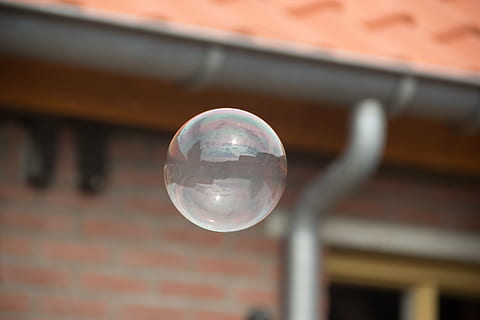 Sabonete, ligar, bolha, estourar bolhas, focar em primeiro plano, esfera, reflexão, fechar-se, ninguém, visão de baixo ângulo, fragilidade, arquitetura, transparente, dia, vulnerabilidade, exterior do edifício, ar, ao ar livre, parede de tijolos, vôo, único objeto, tijolo, estrutura construída, 5K, CC0, domínio público, royalty free