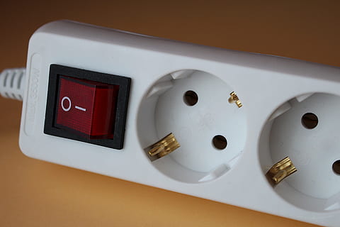 kapatmak, Fotoğraf, beyaz, güç şeridi kapalı, priz, Güç dağıtım ünitesi, prizler, şimdiki, çıkış, elektrik, teknoloji, Elektrik prizi, ekipman, kablo, güç kaynağı, güç hattı, yakıt ve enerji üretimi, insansız, Su, içeriye, kontrol, Beyaz renk, bağ, elektrikli ekipman, butona basınız, kırmızı, insan yapımı nesne, metal, insan yapımı, iletişim, duvar inşa özelliği, 5K, CC0, kamu malı, telif ücretsiz