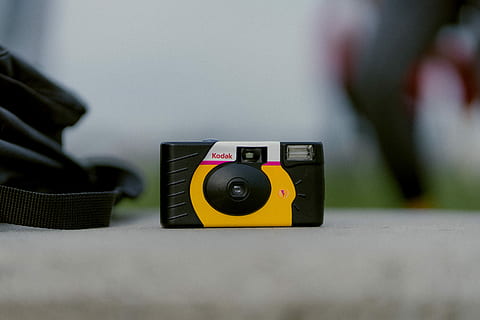 selektiv, fokus foto, schwarz, Gelb, Kodak Kamera, Kamera, Wegwerf, Blitz, Reise, Technologie, Musik-, Nahansicht, Kunst, Kultur und Unterhaltung, selektiver Fokus, drinnen, Fotografie-Themen, Aufzeichnung, Menschen, Kamera - Fotoausrüstung, Fokus auf den Vordergrund, Freizeitbeschäftigung, Wohnzimmer, Nostalgie, Wohnraum, Kopfhörer, Drehscheibe, Hand, Wohngebäude, 5K, CC0, gemeinfrei, lizenzfrei