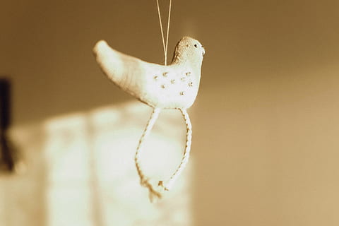pássaro artesanal, artesanal, pássaro, objetos, de outros, decoração, celebração, suspensão, dentro de casa, fechar-se, ninguém, dia, fragilidade, animal, temas animais, um animal, focar em primeiro plano, vertebrado, corda, fio, recurso de construção de parede, arte e Artesanato, animais selvagens, mamífero, interior de casa, foco seletivo, parte do corpo animal, cor branca, 4K, CC0, domínio público, royalty free
