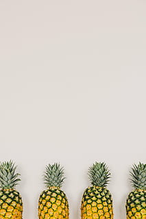 fire, gul, ananas frugter, hælder, hvid, væg, ananas, dessert, appetitvækker, frugt, Juice, afgrøde, kopiere plads, mad og drikke, studio skud, friskhed, ingen mennesker, sund kost, lille gruppe af objekter, mad, tropisk frugt, velvære, indendørs, side om side, plante, natur, i en række, gruppe af objekter, hvid baggrund, stilleben, moden, 5K