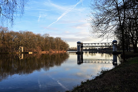 riu, elbe, bloqueig, pilars deteriorats, conca fluvial, arbre, aigua, planta, naturalesa, cel, reflexió, llac, núvol - cel, dia, bellesa a la natura, estructura construïda, arquitectura, arbre nu, escena tranquil·la, cap gent, davant del mar, tranquil·litat, connexió, a l'aire lliure, 4K, CC0, domini públic, lliure de regalies