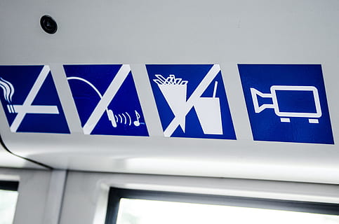 cctv, tram, pubblico, treno, mezzi di trasporto, telecamera, sicurezza, sorveglianza, viaggio, trasporto, ferrovia, città, urbano, rotaia, cartello, comunicazione, blu, guida, testo, in casa, simbolo, attività commerciale, nessuno, simbolo della freccia, segnale d'uscita, finanza, architettura, informazione, segno direzionale, Business aziendale, Colore bianco, segno di informazione, sceneggiatura occidentale, soffitto, in partenza, Messaggio, comunicazioni globali, 4K, CC0, dominio pubblico, privo di copyright