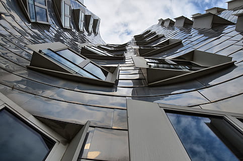 architettura, costruzione, finestra, facciata, architettura, costruzione, moderno, gehry, Düsseldorf, esterno dell'edificio, struttura costruita, città, Inquadratura dal basso, cielo, nuvola - cielo, nessuno, giorno, riflessione, natura, all'aperto, vetro - materiale, modello, quartiere residenziale, ufficio, alto - alto, edificio per uffici esterno, direttamente sotto, appartamento, 4K, CC0, dominio pubblico, privo di copyright