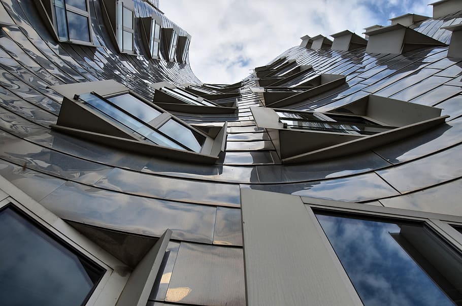arquitectura, construcció, finestra, façana, arquitectura, edifici, modern, gehry, düsseldorf, exterior de l'edifici, estructura construïda, ciutat, vista d’angle baix, cel, núvol - cel, cap gent, dia, reflexió, naturalesa, a l'aire lliure, vidre - material, patró, barri residencial, oficina, alta - alta, exterior d’edifici d’oficines, directament a sota, apartament, 4K