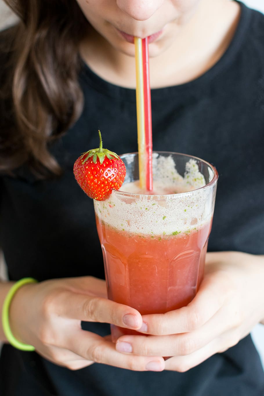 jahoda, bazalková limonáda, domácí výroba, bazalka, limonáda, zblízka, napít se, pití, čerstvý, ruce, Červené, jahody, letní, ženy, ovoce, šťáva, lidé, sláma, žen, koktejl, jídlo a pití, jedna osoba, jídlo, svěžest, hospodářství, Zdravé stravování, kavkazského etnika, nápojová sklenice, dospělý, mladého dospělého, životního stylu, občerstvení, skutečných lidí, sklenka, čelní pohled, blahobyt, vybavení domácností, ruka, 5K