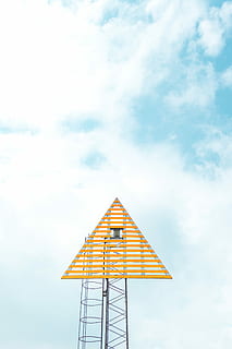 primer pla, foto, torre de triangle, ennuvolat, cel, marró, fusta, triangle, negre, torre de metall, blau, clar, torre, estructura, fletxa, amunt, disseny, art, signe, minimalisme, mínim, Dinamarca, cel blau, taronja, mar, platja, arquitectura, estructura construïda, núvol - cel, naturalesa, vista d’angle baix, dia, cap gent, a l'aire lliure, protecció, exterior de l'edifici, seguretat, refugi, edifici, bellesa a la natura, tranquil·litat, forma de triangle, escala, 5K, CC0, domini públic, lliure de regalies