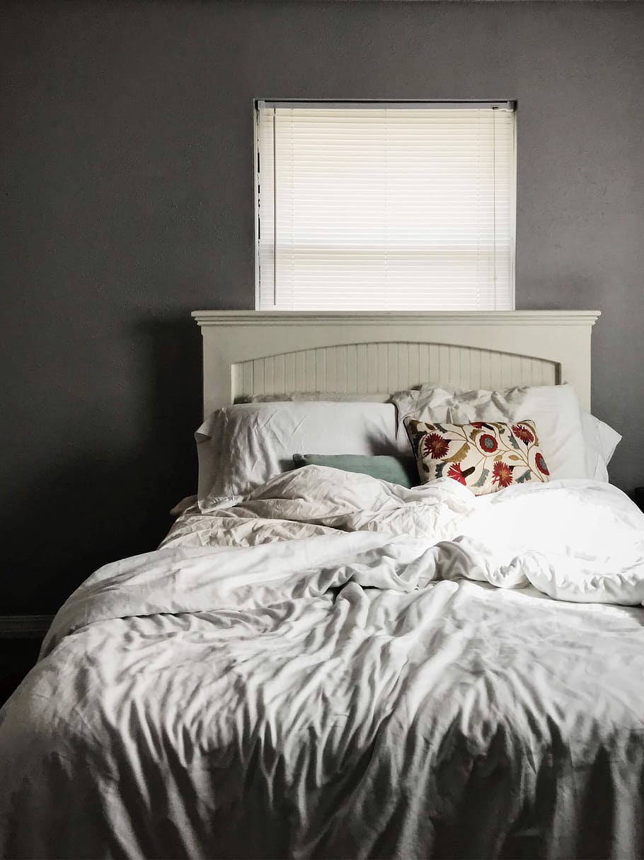 blanc, gris, llençol, coixí, edredó de llit, fusta, llit, fulls, finestra, dormitori, mobles, habitació domèstica, a l'interior, interior de casa, full, roba de llit, relaxació, tèxtil, cap gent, Color blanc, còmode, manta, absència, natura morta, estils de vida, desordenat, nòrdic, 1080P