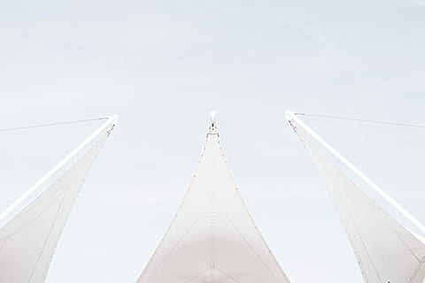 orm, øje visning fotografering, bygning, untitled, sejle, flag, geometri, minimal, hvid, symmetrisk, symmetri, geometriske, hjørne, enkel, minimalisme, arkitektur, minimalistisk, kontrast, linje, transportmidler, himmel, lav vinkel visning, transportform, natur, rejse, bygget struktur, dag, ingen mennesker, udendørs, kopiere plads, sejlbåd, hvid farve, fly, bevægelse, nautiske fartøj, forbindelse, trekant form, sollys, 5K, CC0, offentligt domæne, royaltyfrie