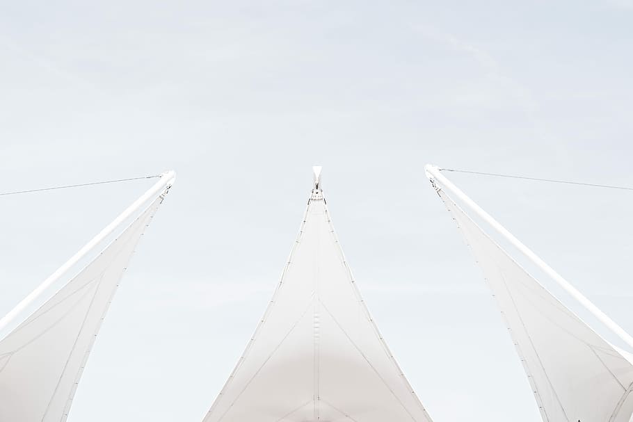 orm, øje visning fotografering, bygning, untitled, sejle, flag, geometri, minimal, hvid, symmetrisk, symmetri, geometriske, hjørne, enkel, minimalisme, arkitektur, minimalistisk, kontrast, linje, transportmidler, himmel, lav vinkel visning, transportform, natur, rejse, bygget struktur, dag, ingen mennesker, udendørs, kopiere plads, sejlbåd, hvid farve, fly, bevægelse, nautiske fartøj, forbindelse, trekant form, sollys, 5K