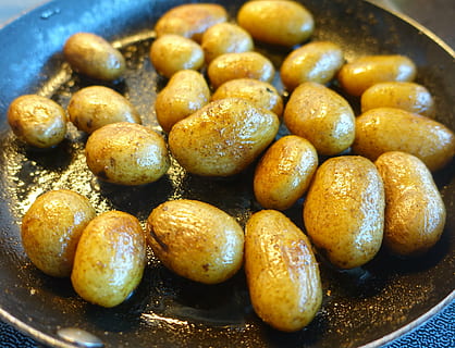 patates, patates petites, fregit, rissole, decorar, accessoris, menjar, vegetals, torrat, menjar i beguda, frescor, primer pla, a l'interior, natura morta, cap gent, llest per menjar, alimentació saludable, gran grup d'objectes, preparació, benestar, vista d’angle alt, indulgència, abundància, olla de cocció, equipament per a la llar, pan, estri de cuina, temptació, safata, berenar, 4K, CC0, domini públic, lliure de regalies
